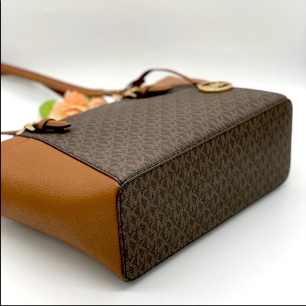 MICHAEL KORS CHARLOTTE LG TZ TOTE BROWN - Picture 8 of 14
